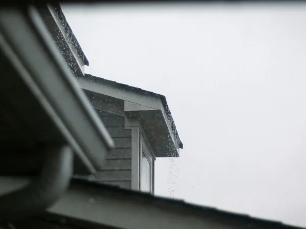 Les eaux de pluie chez le voisin : écoulement naturel, toit qui déverse, gouttière — articles 640, 641 et 681 du Code civil, le guide 2026