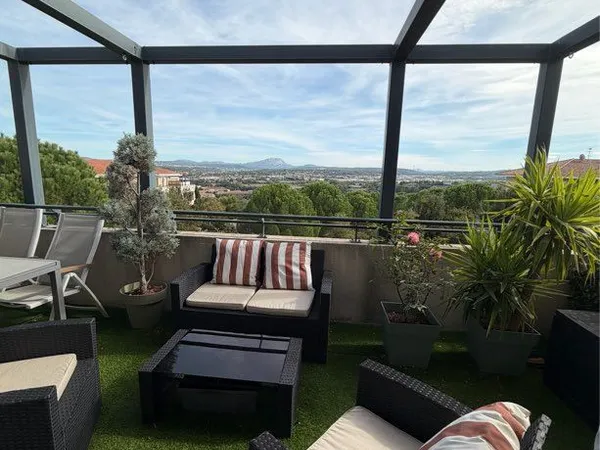 Aix-en-Provence - Superbe T3 au dernier étage avec 2 terrasses, vue panoramique et stationnement pri