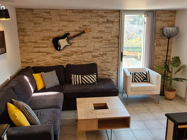 Grande chambre avec balcon dans maison en colocation