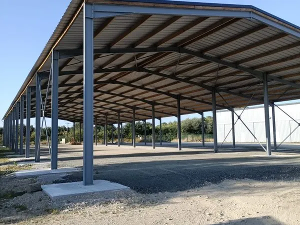 BATIMENT et TERRAIN POUR STOCKAGE VALLET