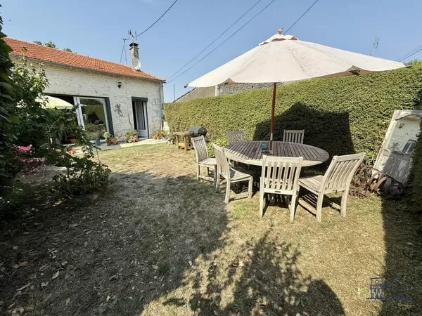 Maison ancienne avec jardin et garages