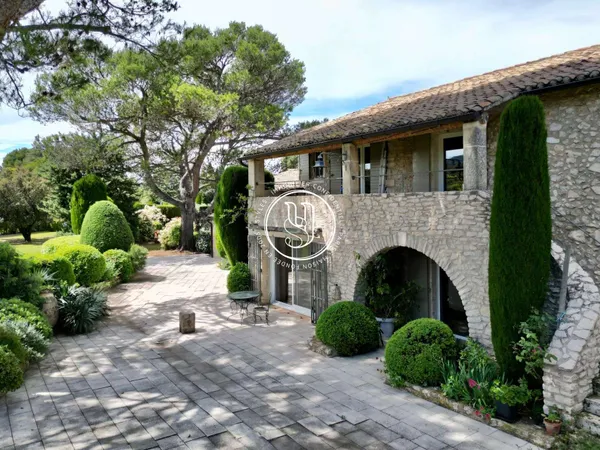 Maison 9 pièces 390 m²