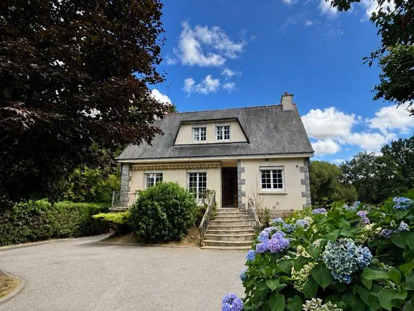 Maison familiale lumineuse - 140 m² avec grand jardin - Centre de Merdrignac