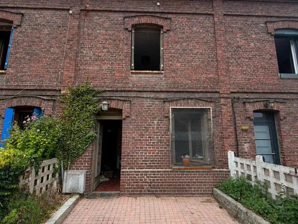 Maison mitoyenne, 3 chambres, fort potentiel !