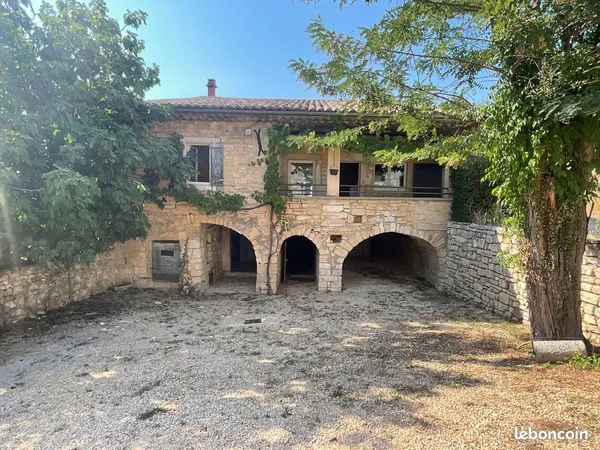 Jolie maison en pierres à ISSIRAC