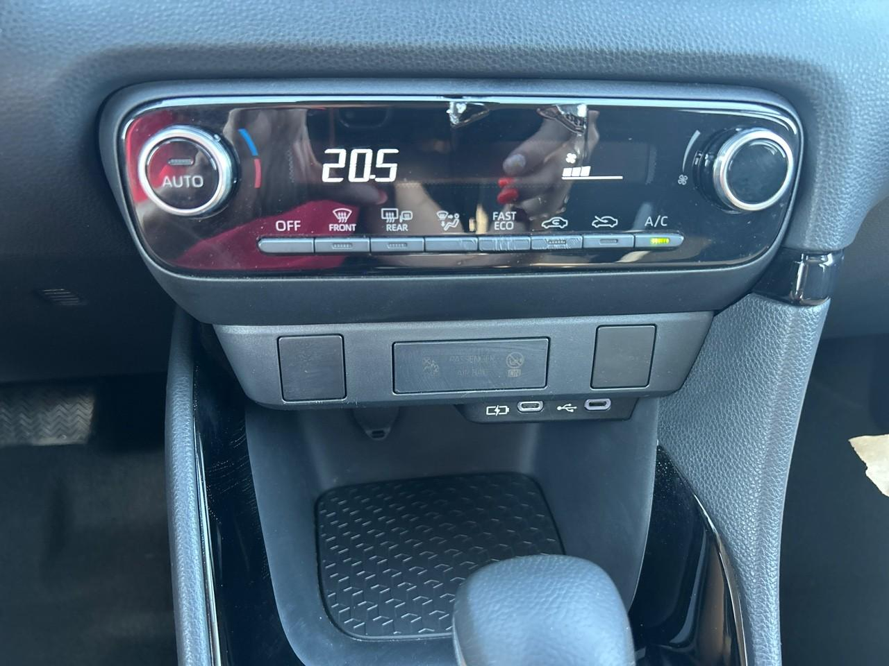 Toyota Yaris 116h design 5p — photo 16