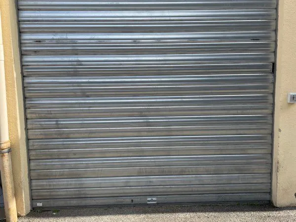 Garage Sécurisé 40m2 (2 places véhicules) avec borne de recharge Elec