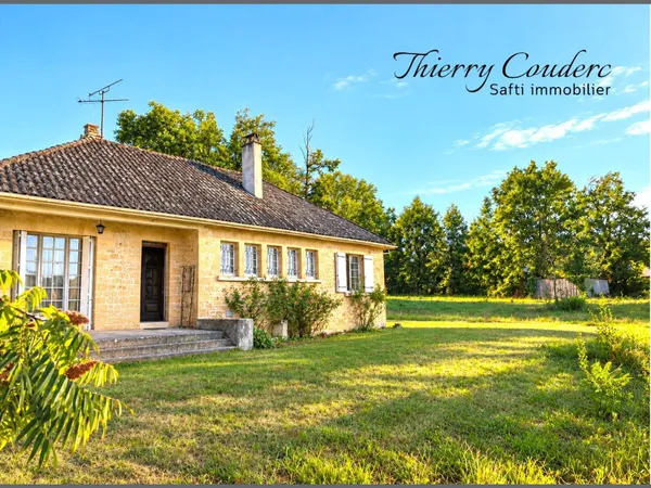 Maison en pierre avec trois chambres et terrain.