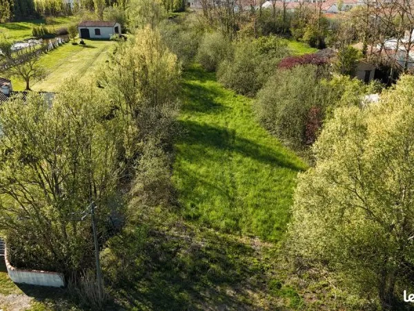 Terrain 2023 m² LE PERRIER