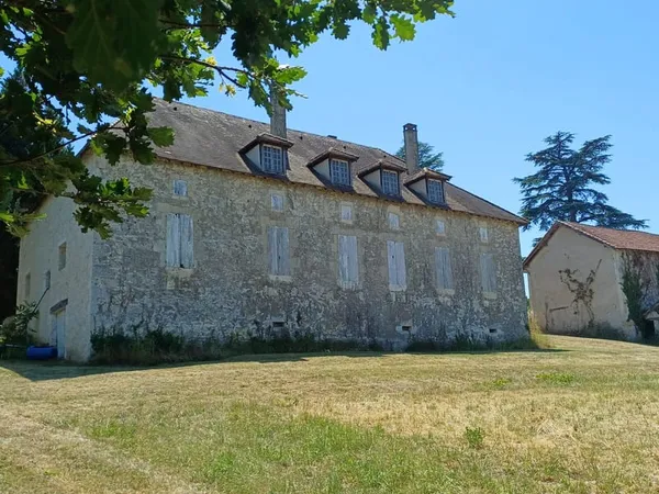 Belle maison de maître sur 10 Ha de prairies et de bois
