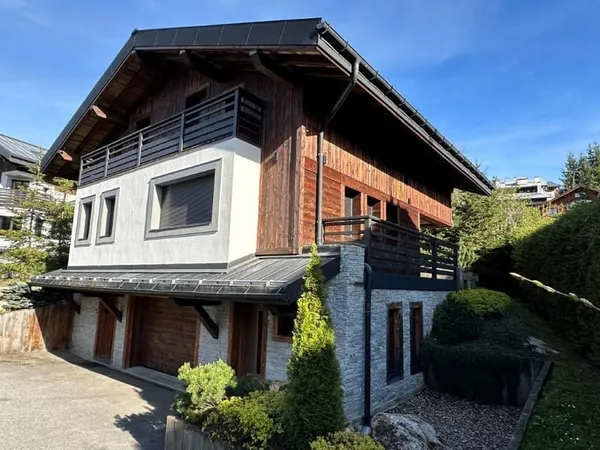 RARE CHALET PLEIN CENTRE VILLAGE 260 m² AVEC GARAGE ET PARKINGS.