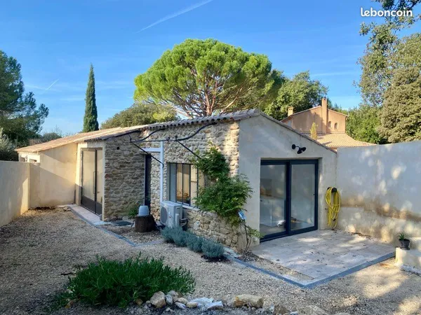 Uzes - location maison 2 pièces avec jardin et accès piscine