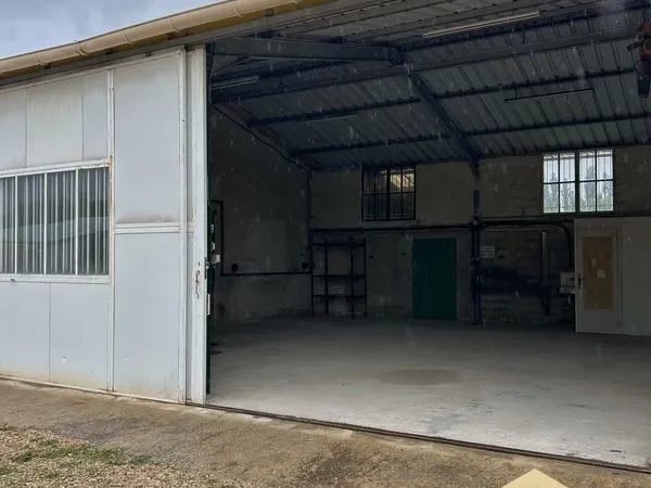 Parking/box 90 m² Jonquières