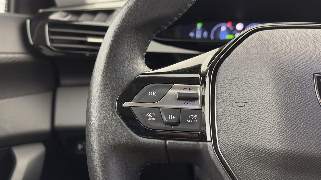 Peugeot 308 SW PHEV 180 e-EAT8 — photo 13