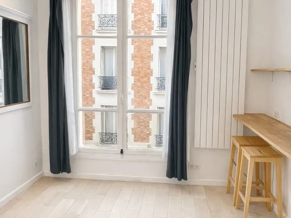 Studio entièrement rénové et meublé - 15m² - Belle hauteur sous plafond - Coeur Paris 7eme