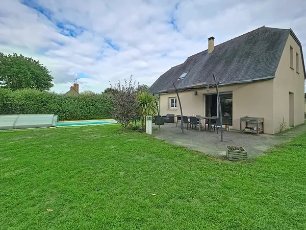 Maison familiale dans secteur calme à BECON LES GRANITS