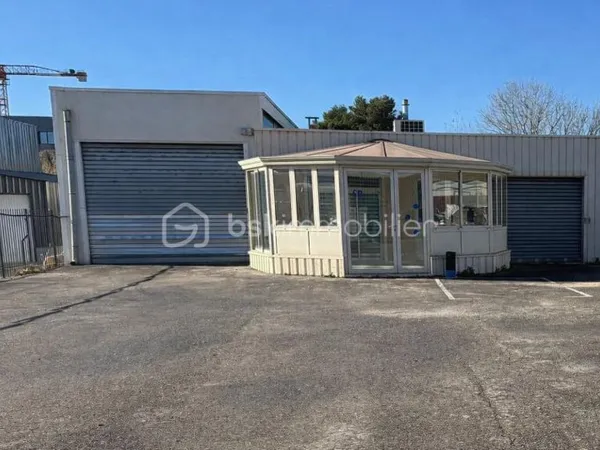 Local d'activité 3 pièces 318 m²