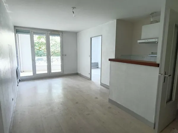 F2 avec balcon parking et cave