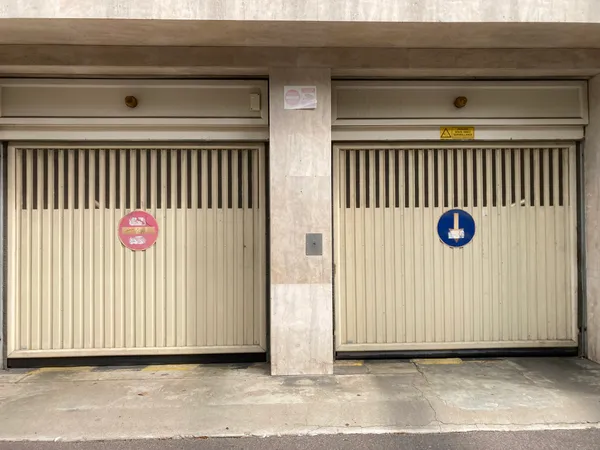 Loue grand box fermé pour stockage et parking