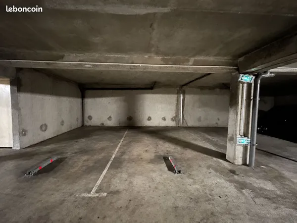 Place de parking couverte sécurisée 15,5 m² - Pont des Demoiselles