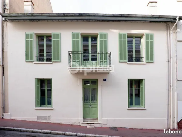 Bâtiment 283 m²