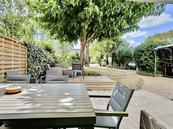 Maison de ville 180 m² avec jardin et garage à vendre — Hyper-centre de Saintes