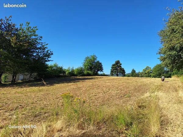 Terrain constructible de 1523m² au calme