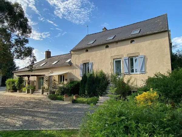 Propriété avec prairies et installations équestres, maison et gîte