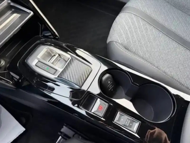 Peugeot 2008 hybrid 145 e-dcs6 — photo 43