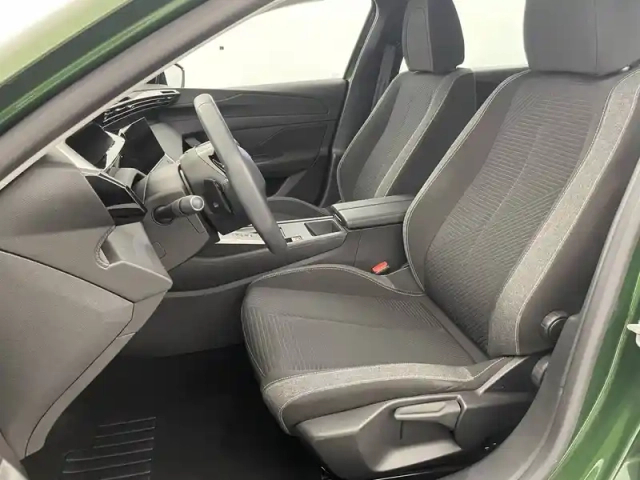 Peugeot 308 phev 180 e-eat8 — photo 15