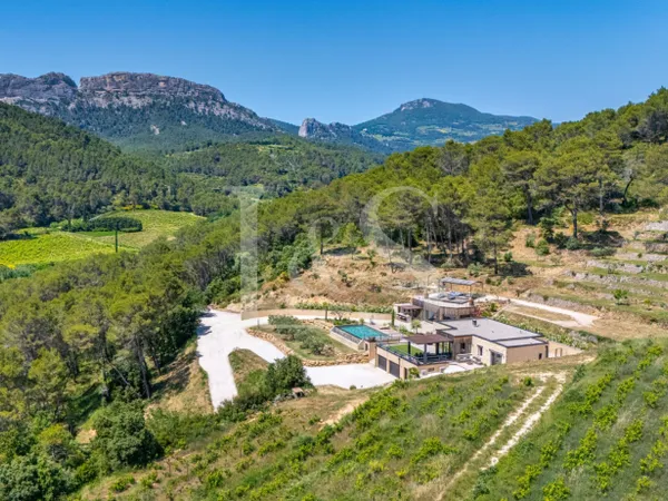 Superbe villa contemporaine située dans un lieu exceptionnel