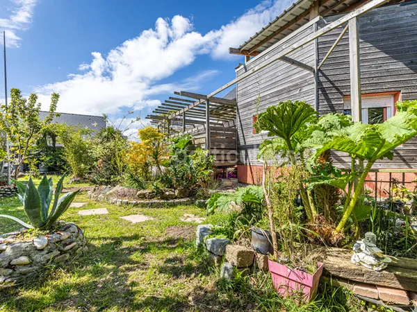 Maison en bois chaleureuse avec jardin arboré à La Ville-ès-Nonais