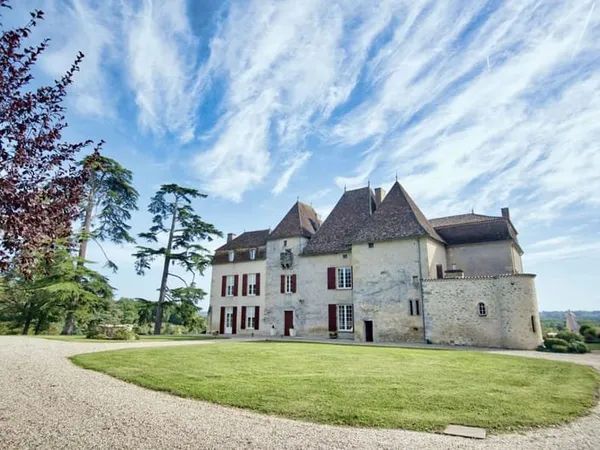Magnifique Château en Gironde avec son parc arboré et une vue imprenable sur le paysage