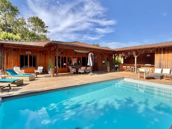 Villa bois de plain-pied avec piscine