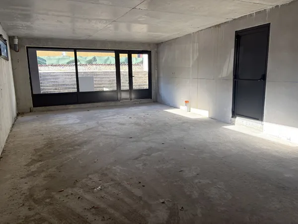 Local commercial centre village Attignat 55.64 m2