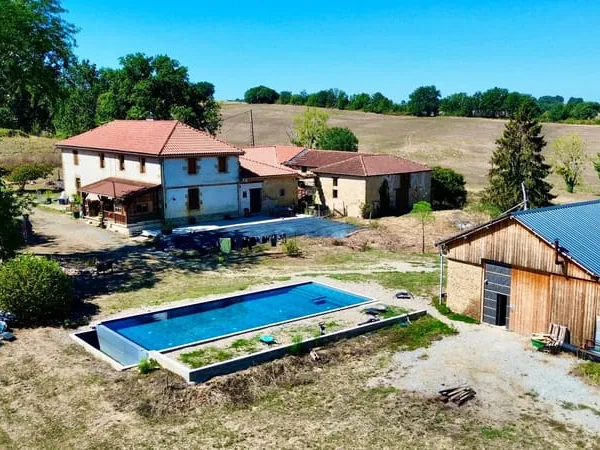 Spacieuse ferme d'habitation offrant de nombreuses possibilités d'extension, située dans le sud-oues