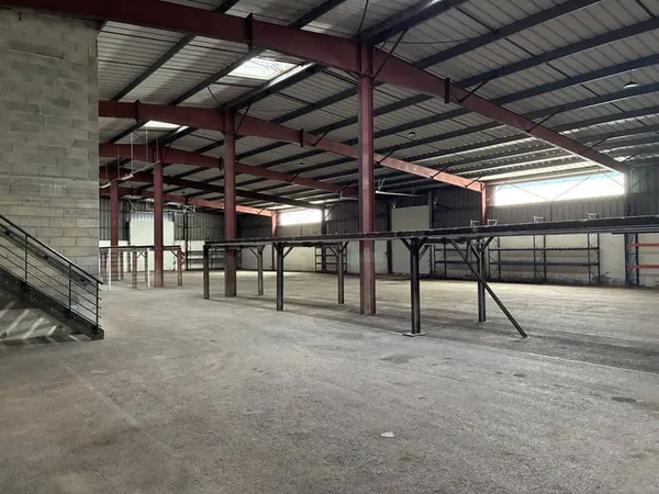 Entrepôt 1800 m²