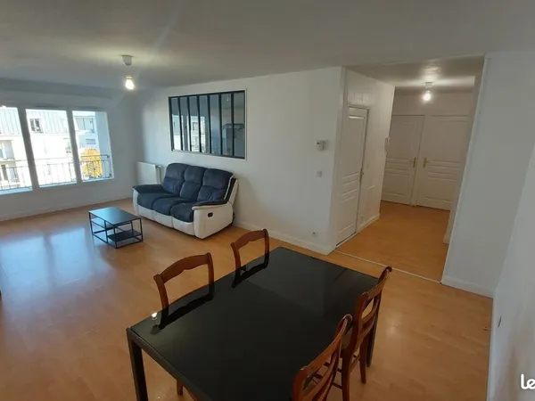 Appartement T3 (2 chambres) de 72.13m2 meublé + 1 place de parking voiture sécurisé en sous sol. Bor