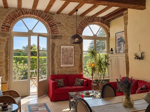 Duplex de charme dans magnifique bâtisse en pierres dorées - 2 terrasses, accès direct au parc