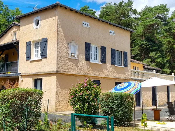 Vaste habitation avec dependances