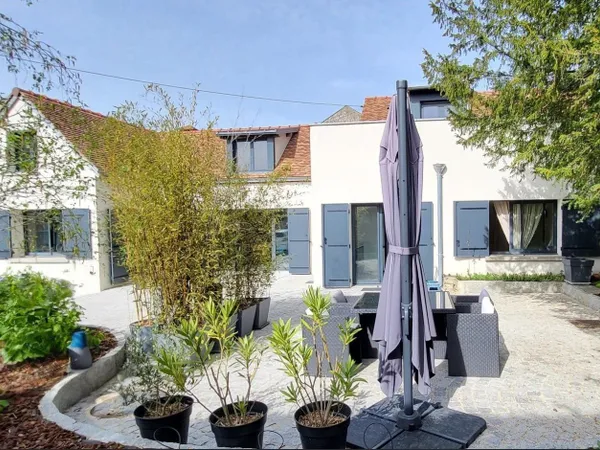 UNIQUE !! Superbe maison de 7 pièces sur parcelle de 1274 m2 -centre ville Etréchy
