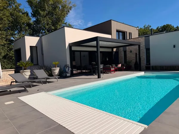 SUD-TOURS DEMEURE CONTEMPORAINE RARE ENVIRONNEMENT D'EXCEPTION JARDIN 1.200 m² & CAVE CLIMATISEE