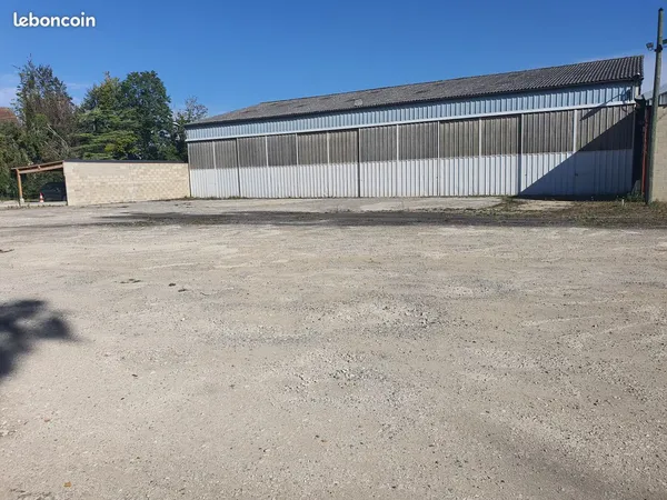 Batiment de stockage 600 m2 belle hauteur electricite acces poids lourds