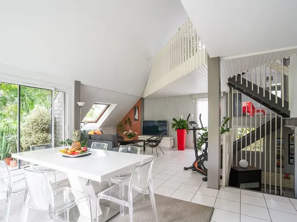 Maison familiale Tours Nord : Volumes, lumière , stationnement, jardin