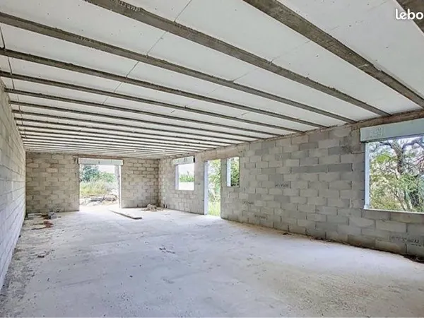 Maison mitoyenne 160 m² à finir, jardin 400 m², plein sud