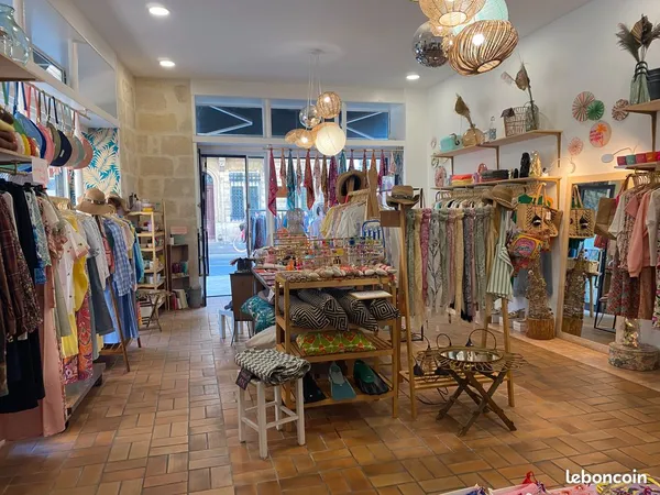 BOUTIQUE /local commercial d'angle belle vitrine PROX TRIANGLE