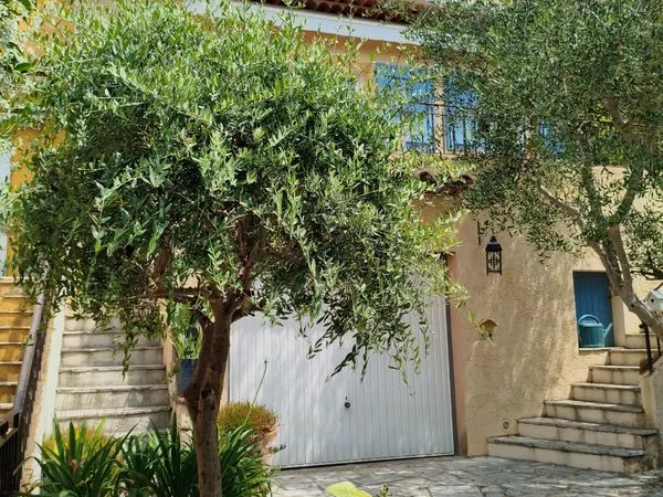 Maison familiale 101 m² - 3 chambres - grandes terrasses - garage - Peymeinade centre
