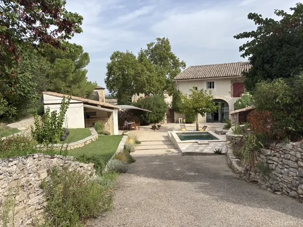 Loue en meublé maison 18éme dans un authentique village Provençale au pied du Lubéron