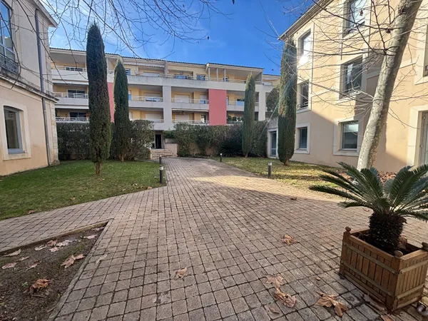 NIMES - Appartement T2 de 45 m2 avec terrasse et climatisation - Ascenseur