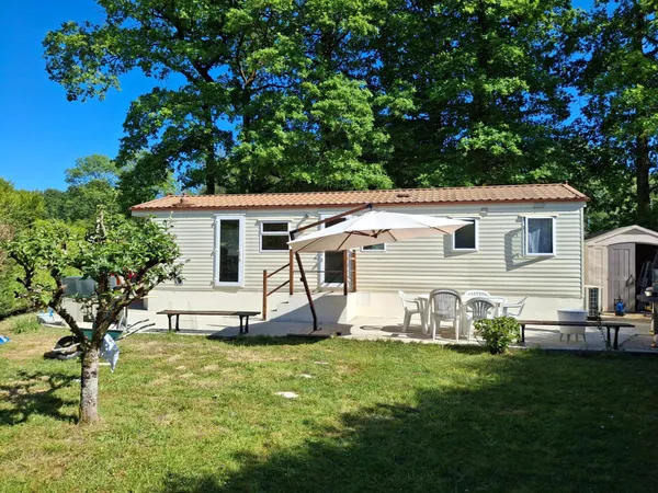 Terrain de loisir avec un mobil home dans un écrin de verdure